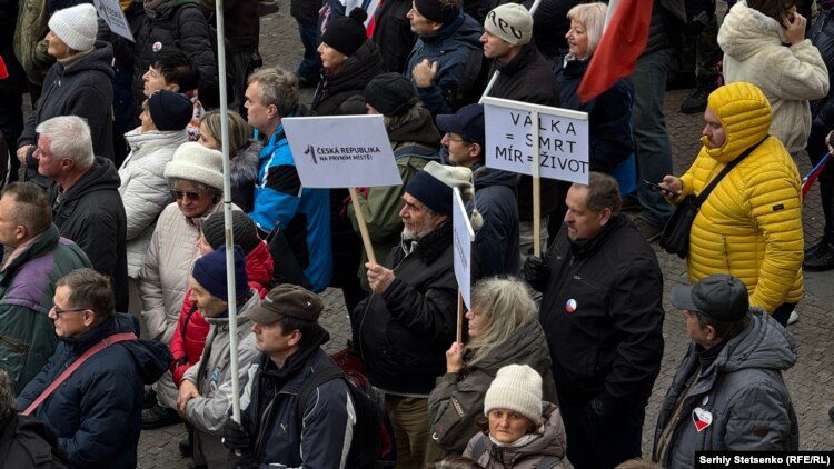 В Праге митингующие потребовали снятия украинского флага со здания Национального музея