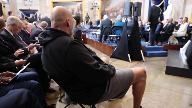 Шляпа Мелании и "неуместная" одежда подруги Безоса - самые яркие образы инаугурации Трампа