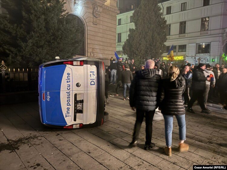 В Бухаресте проходит акция протеста из-за отказа Джоржеску в регистрации на президентские выборы (фото)
