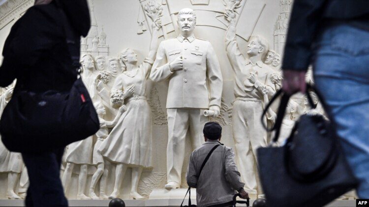 В Москве открыли барельеф со Сталиным В Москве открыли барельеф со Сталиным