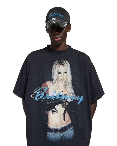 Коллаборация Бритни Спирс и Balenciaga доказали, что эпоха ностальгии не закончилась