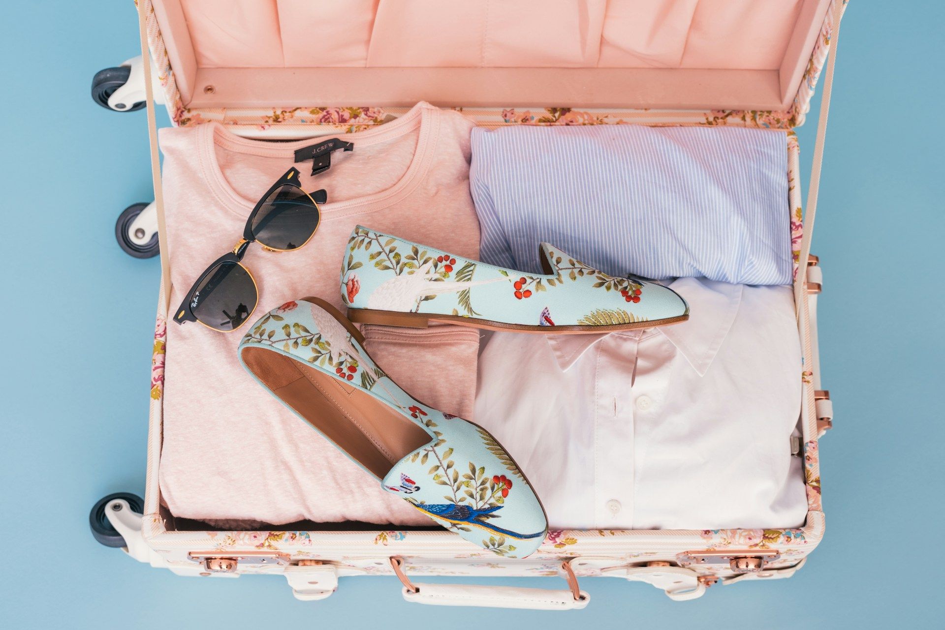 Lifehacks on how to pack a suitcase compactly: Top 10 useful tips
