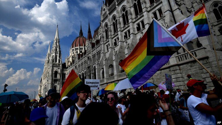 Несмотря на запрет Орбана в Будапеште проходит Прайд-марш Несмотря на запрет Орбана в Будапеште проходит Прайд-марш