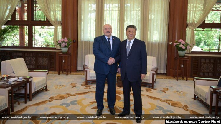 Лукашенко в Пекине заявил Си Цзиньпину, что обе страны сталкиваются с «беспрецедентным давлением» Запада Лукашенко в Пекине заявил Си Цзиньпину, что обе страны сталкиваются с «беспрецедентным давлением» Запада