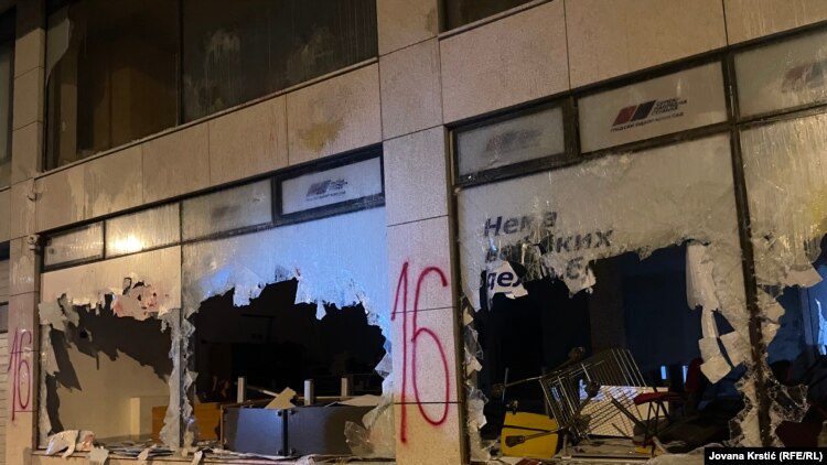 Протесты в Сербии: задержаны 37 человек, повреждены офисы правящей партии