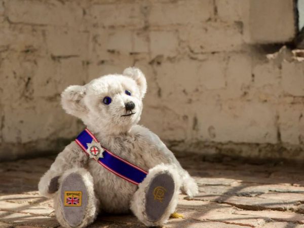 Король Чарльз III представил лимитированную серию коллекционных плюшевых мишек (фото)