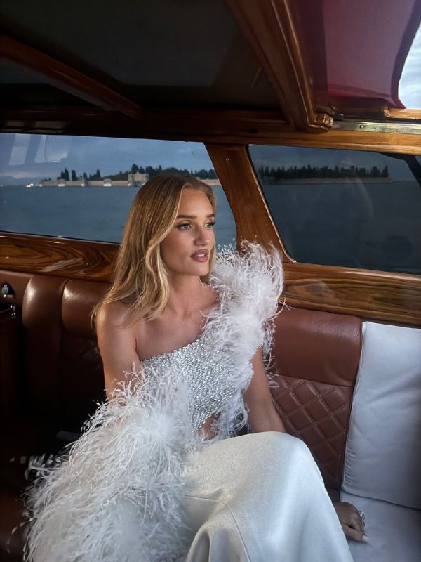 Rosie Huntington-Whiteley showed off a gorgeous look for a seaside outing