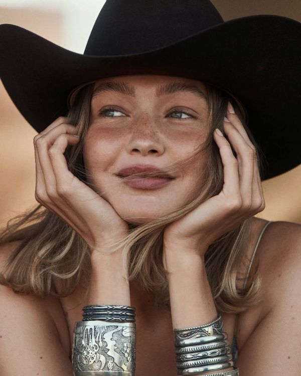 Vogue посвятил новый номер дружбе Джиджи Хадид и Кендалл Дженнер (фото)