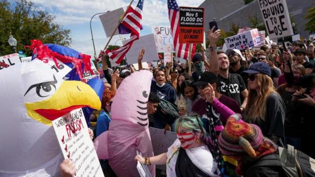 «Нет королям»: сотни тысяч американцев вышли на протест против Трампа