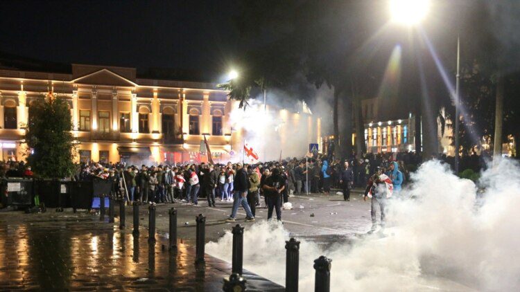 В Тбилиси задержаны 13 участников акции протеста 4 октября В Тбилиси задержаны 13 участников акции протеста 4 октября