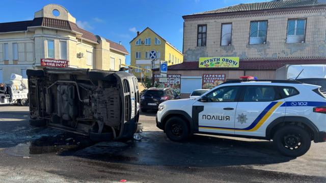 В Одессе на рынке напали на военнослужащих ЦКК и опрокинули микроавтобус. В Одессе на рынке напали на военнослужащих ЦКК и опрокинули микроавтобус.