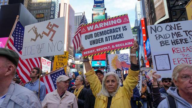 «Нет королям»: сотни тысяч американцев вышли на протест против Трампа