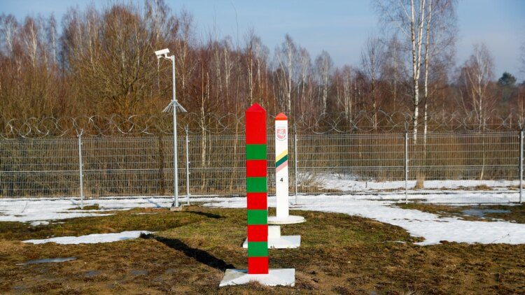 Руководители правительств Польши и Литвы договорились временно не открывать границу с Беларусью Руководители правительств Польши и Литвы договорились временно не открывать границу с Беларусью