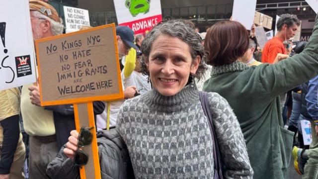 «Нет королям»: сотни тысяч американцев вышли на протест против Трампа