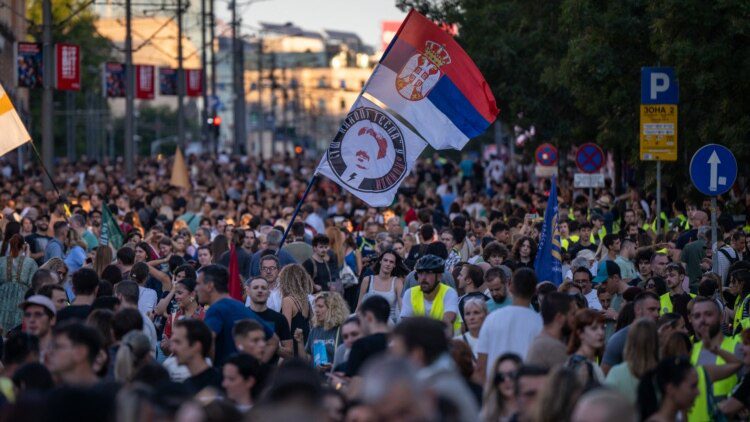 В лагере сторонников власти в Белграде произошла стрельба, президент Сербии назвал это терактом