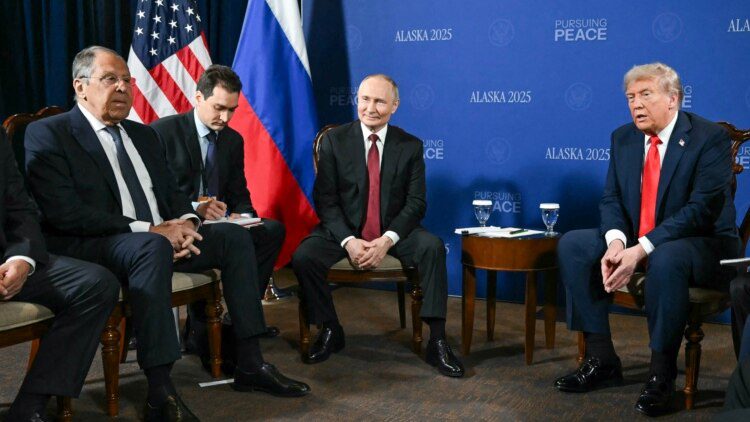В РФ заявили, что все еще готовятся к саммиту Путина и Трампа