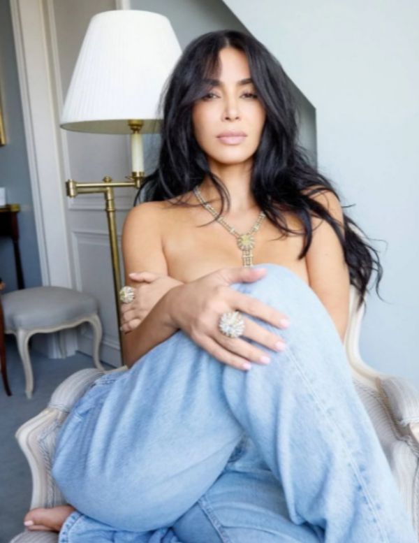 Голая, но в бриллиантах: Ким Кардашьян обнажилась для Vogue (фото)