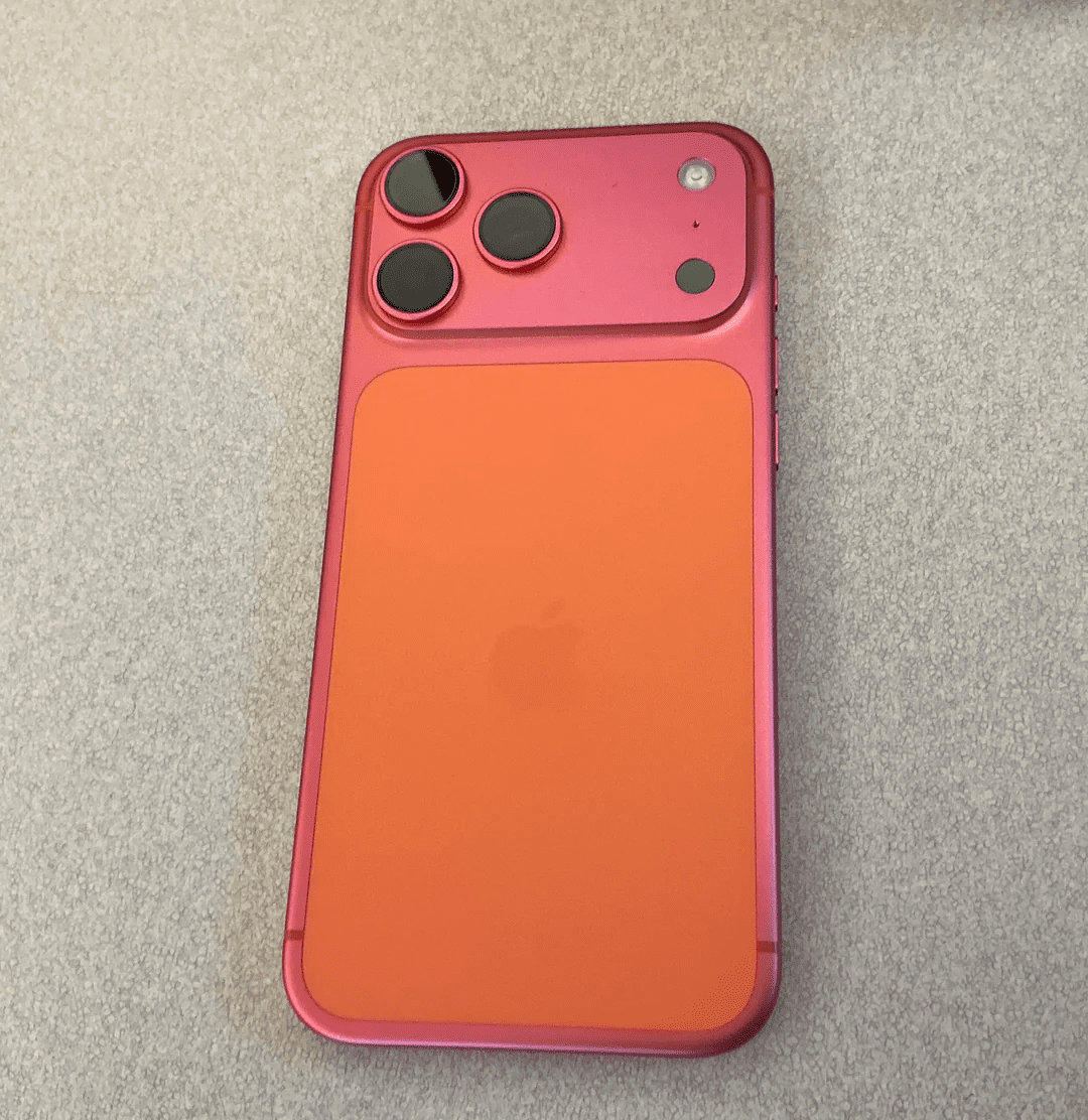 Тысячи пользователей жалуются: оранжевый iPhone 17 Pro Max неожиданно меняет цвет