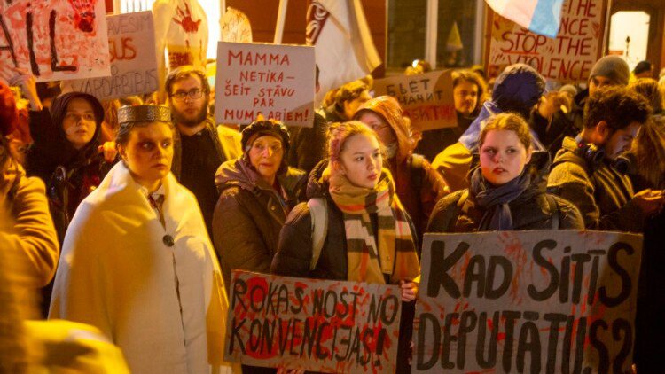 Президент Латвии не подписал закон о выходе из Стамбульской конвенции