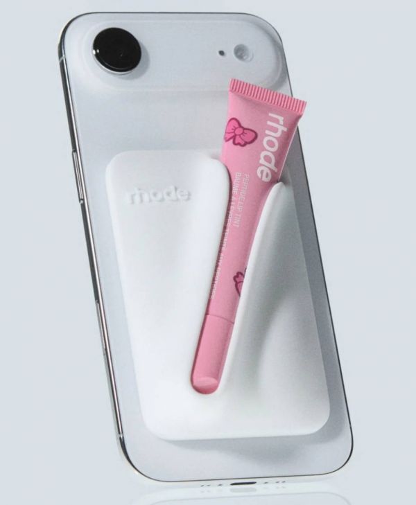 Хейли Бибер представила ограниченные держатели для бальзамов Rhode (фото)