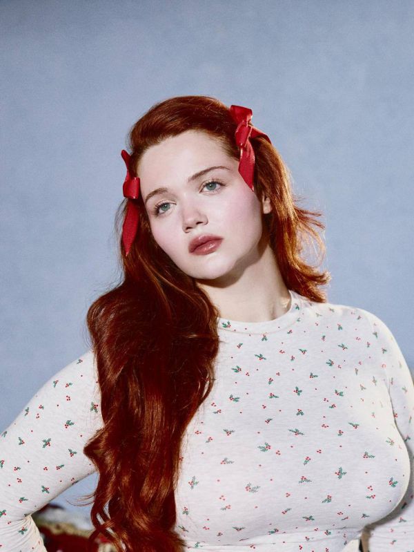 Ким Кардашьян уже выпустила праздничную кампанию от SKIMS (фото)