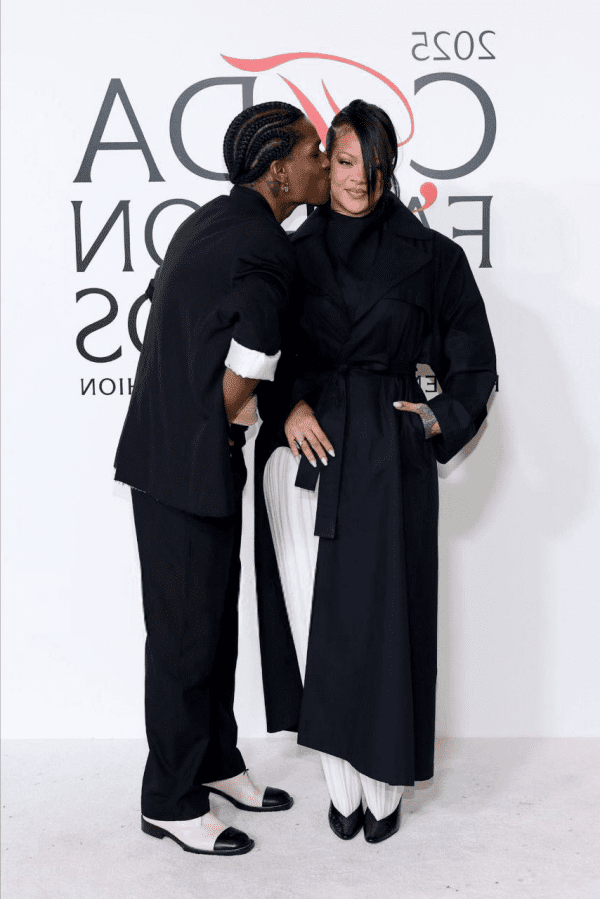 Рианна выходит на красную дорожку впервые с момента рождения третьего ребенка (фото)