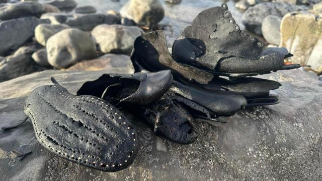 Creepy mystery from the past: the sea dumped hundreds of vintage shoes Creepy mystery from the past: the sea dumped hundreds of vintage shoes