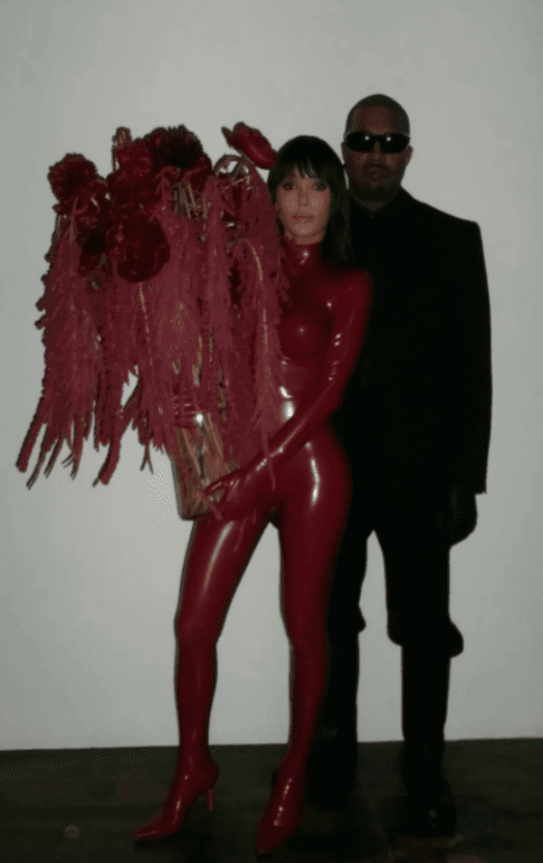 Жена Канье Уэста устроила яркое шоу в откровенном латексном наряде (фото)