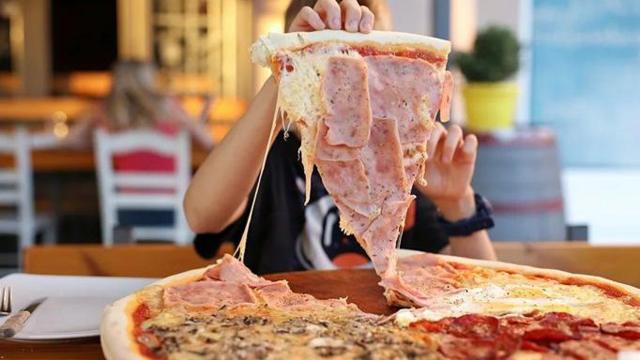 «Пищевая кома»: почему нормально есть на Новый год, а еда 5 часов подряд с алкоголем навредит