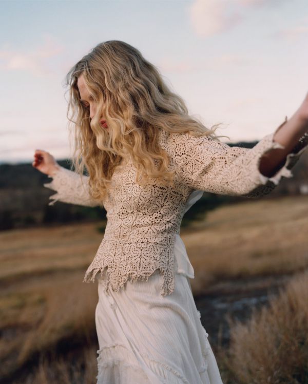 Аманда Сейфрид в кружевном платье танцевала в поле для Vogue (фото)