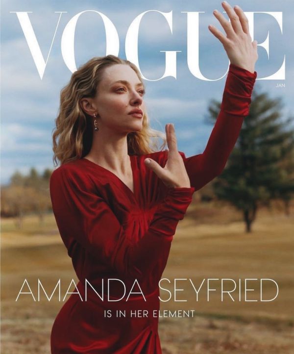 Аманда Сейфрид в кружевном платье танцевала в поле для Vogue (фото)