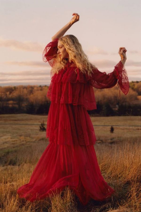 Аманда Сейфрид в кружевном платье танцевала в поле для Vogue (фото)