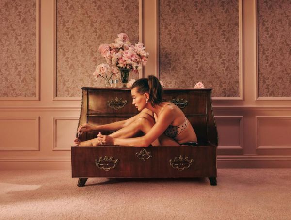 Хейли Бибер повторила откровенное фото Жизель Бюндхен (фото)