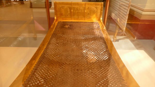 Почему мы спим в кроватях? Невероятная история настоящего изобретения