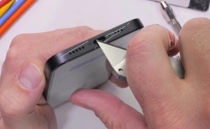 JerryRigEverything проверил, насколько прочен iPhone 16E