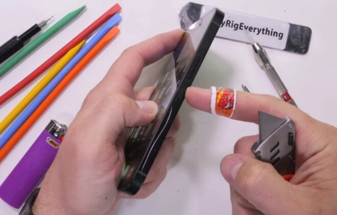 JerryRigEverything проверил, насколько прочен iPhone 16E