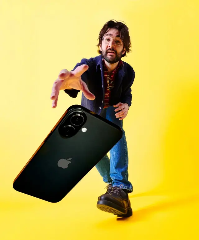The new trend is a smartphone without a cover. We checked how dangerous it is
