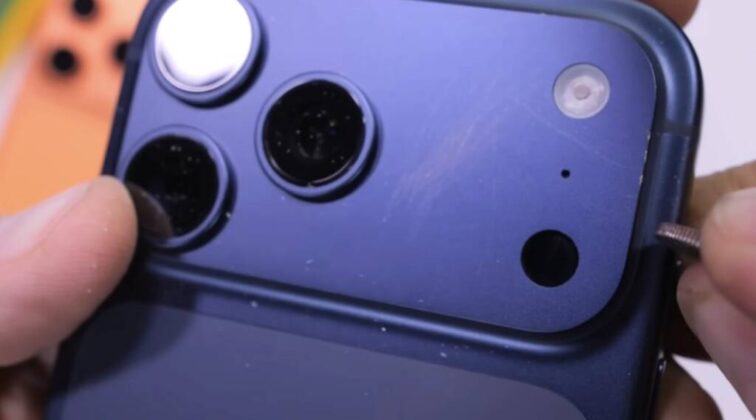 JerryRigEverything проверил прочность iPhone 17 Pro: алюминий вместо титана