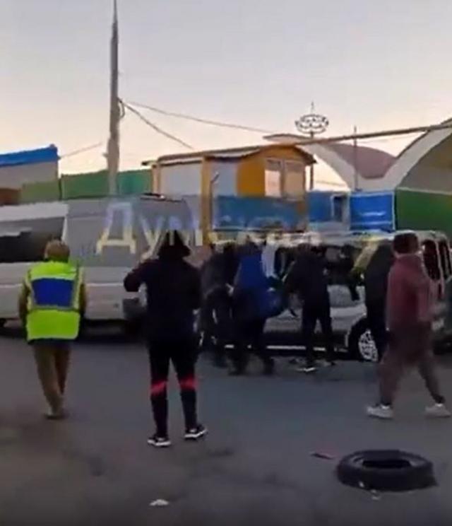 В Одессе на рынке напали на военнослужащих ЦКК и опрокинули микроавтобус. В Одессе на рынке напали на военнослужащих ЦКК и опрокинули микроавтобус.