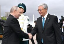 Путина в Астане сопровождает вертолет, броневик и, возможно, машина РЭБ