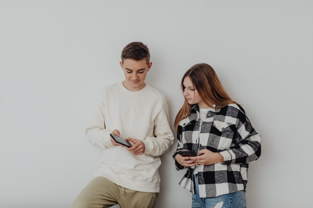 Подросток пользуется смартфоном