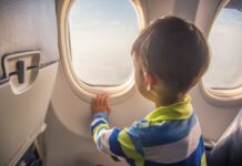 Подорож літаком з дитиною без зайвого стресу