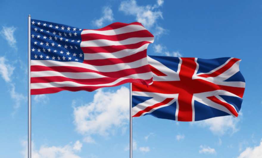 Флаги США и Великобритании на фоне неба